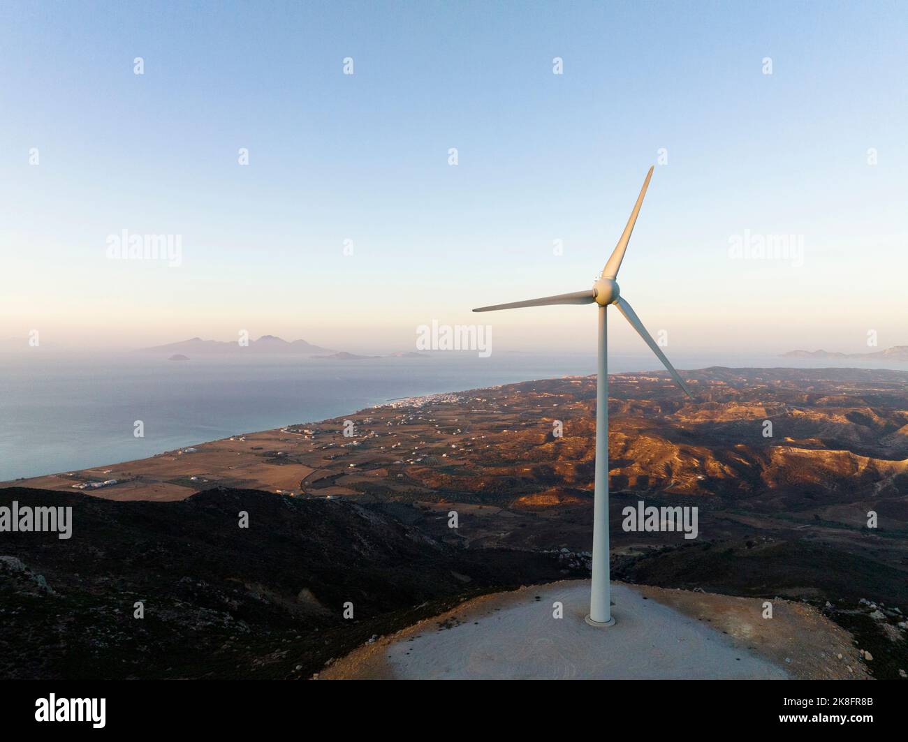 Grecia, Egeo, Kos, turbina eolica Hilltop all'alba Foto Stock