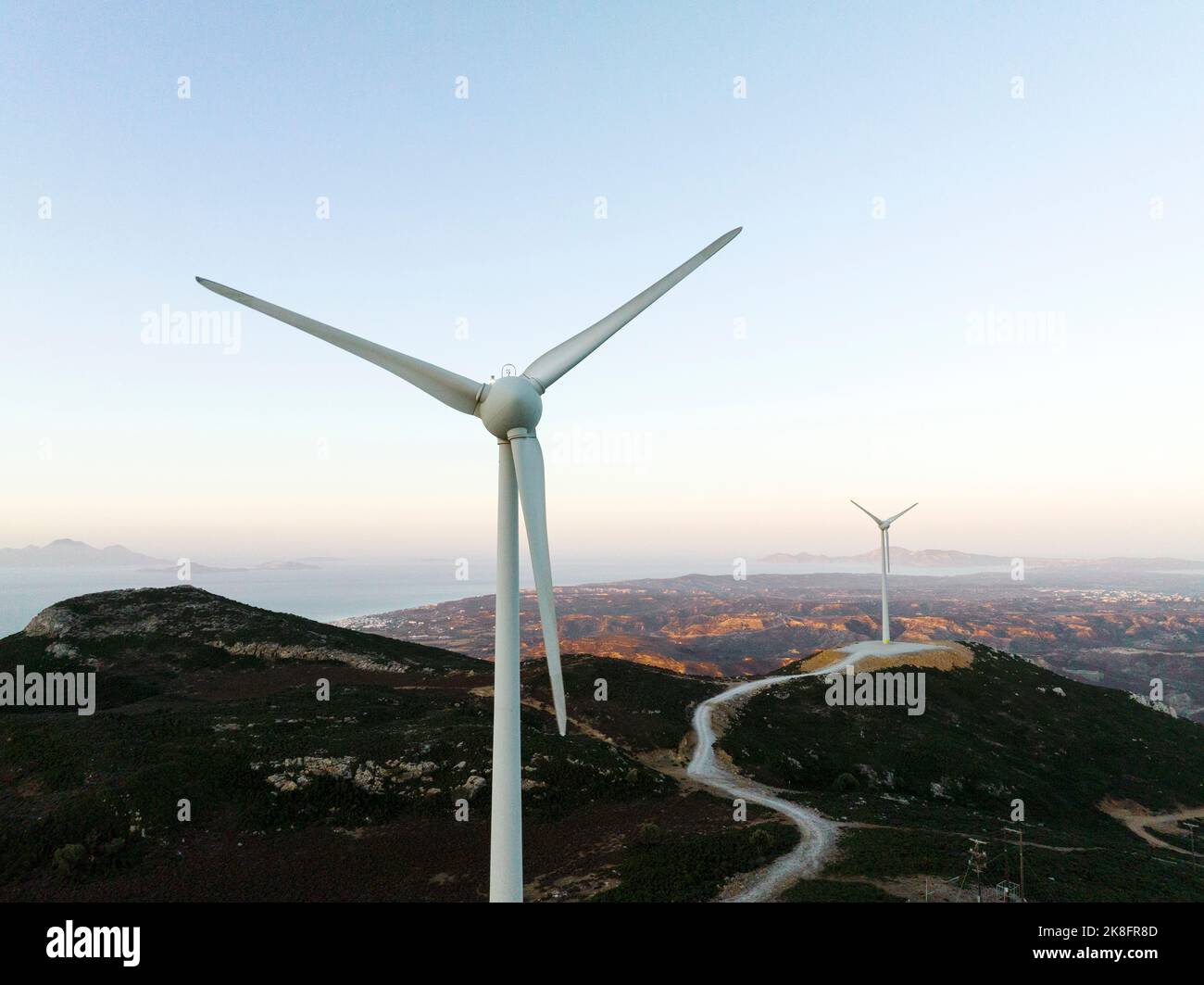 Grecia, Egeo, Kos, turbine eoliche all'alba Foto Stock
