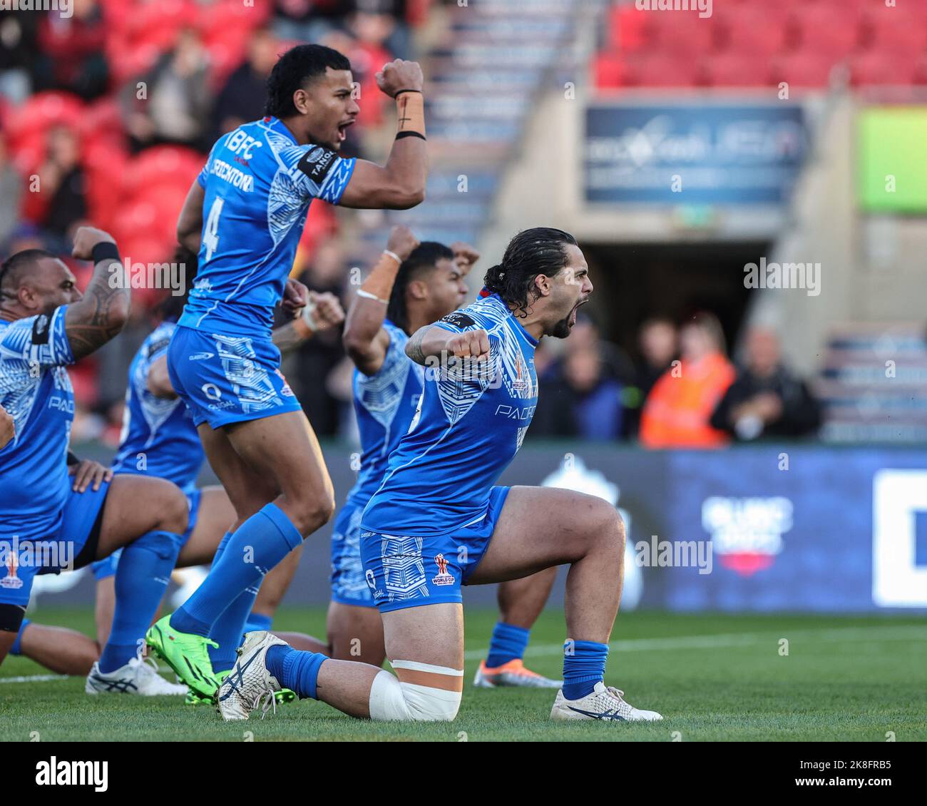 I giocatori delle Samoa eseguono il Siva Tau durante la Coppa del mondo di rugby Gruppo 2021 a Match Samoa vs Grecia all'Eco-Power Stadium, Doncaster, Regno Unito, 23rd ottobre 2022 (Photo by Mark Cosgrove/News Images) Foto Stock