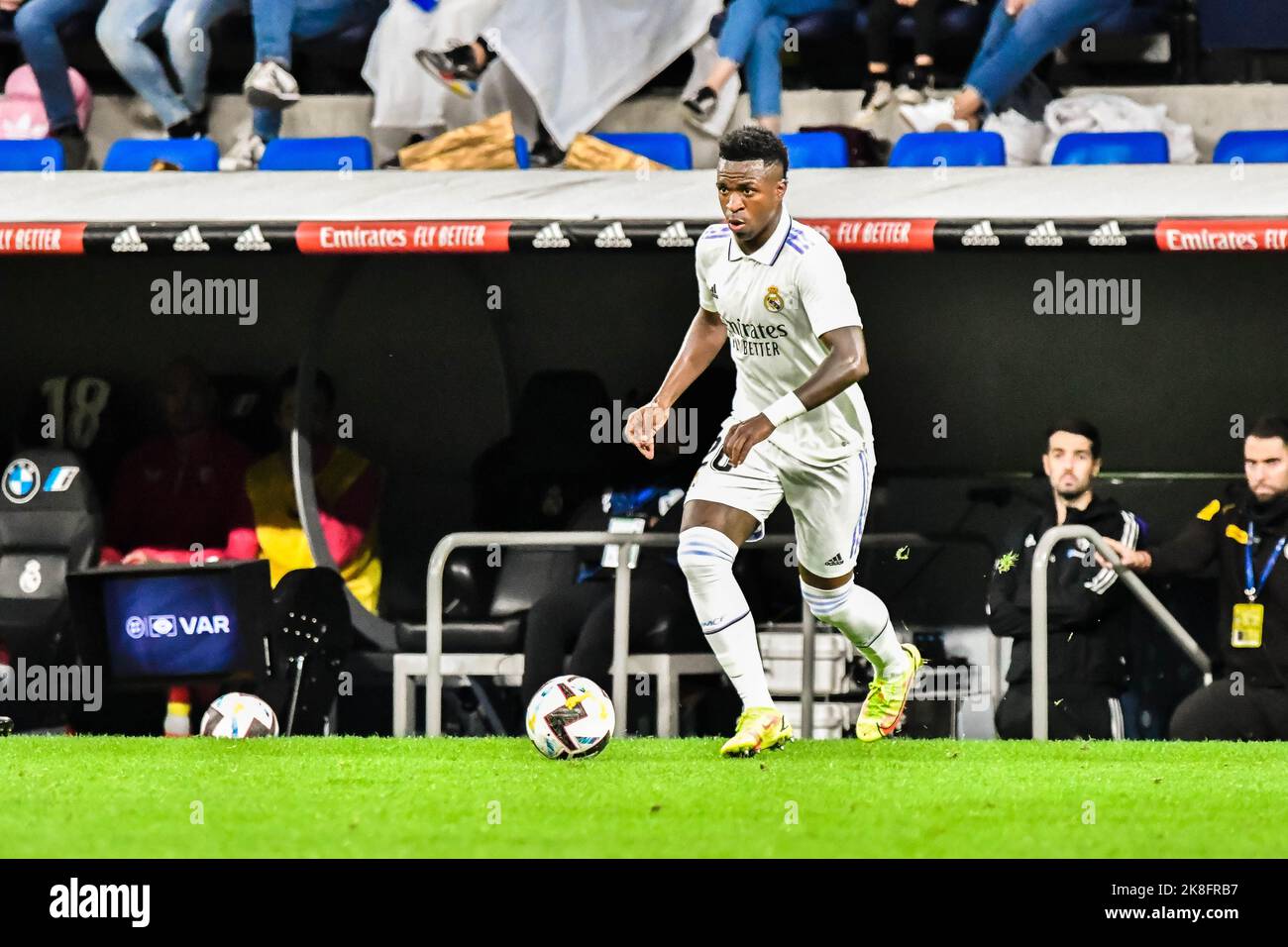 MADRID, SPAGNA - 22 OTTOBRE: Vinicius Junior del Real Madrid CF durante la partita tra Real Madrid CF e Sevilla CF della Liga Santander il 22 ottobre 2022 a Santiago Bernabeu di Madrid, Spagna. (Foto di Samuel Carreño/PxImages) Foto Stock