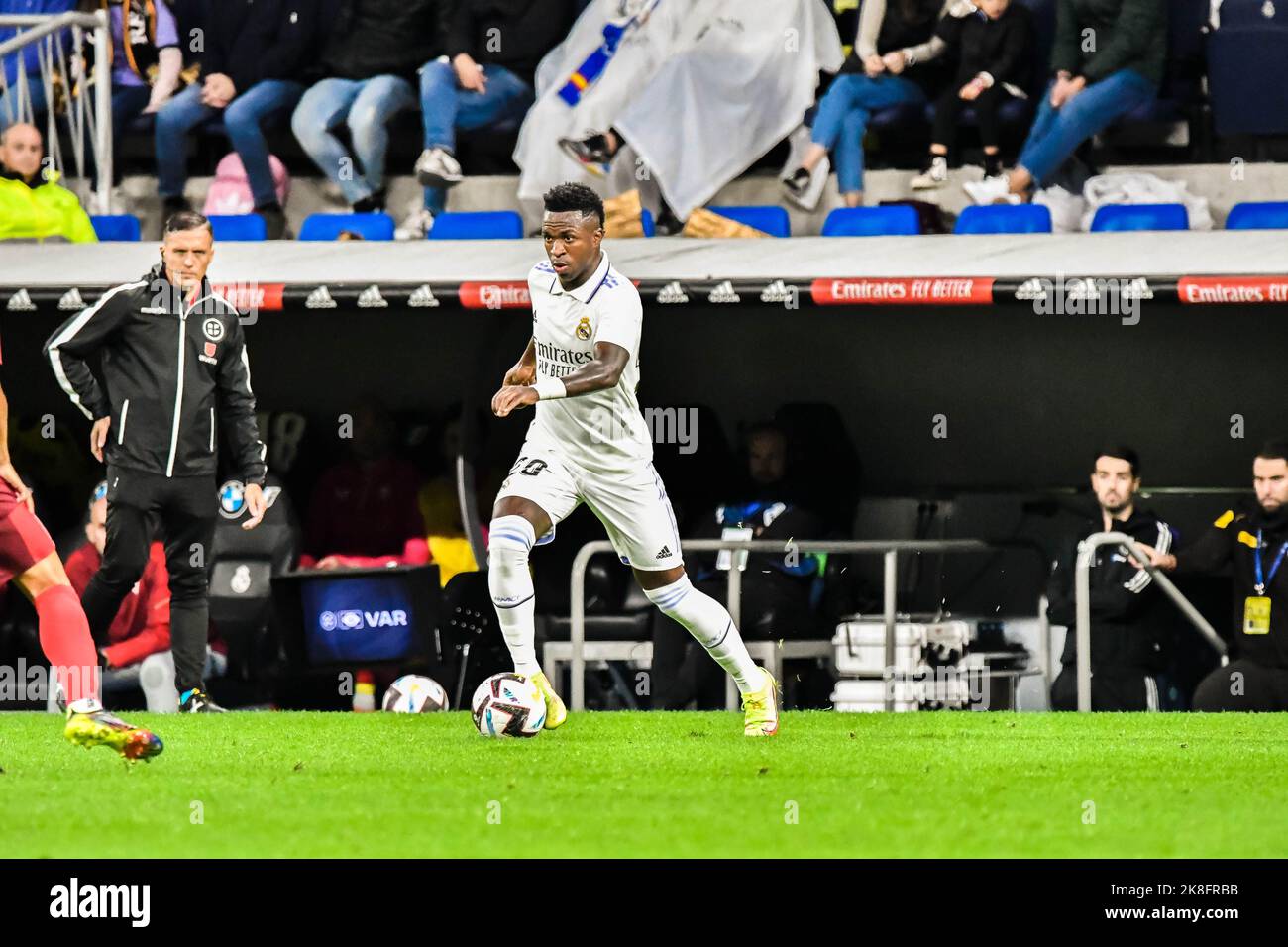 MADRID, SPAGNA - 22 OTTOBRE: Vinicius Junior del Real Madrid CF durante la partita tra Real Madrid CF e Sevilla CF della Liga Santander il 22 ottobre 2022 a Santiago Bernabeu di Madrid, Spagna. (Foto di Samuel Carreño/PxImages) Foto Stock