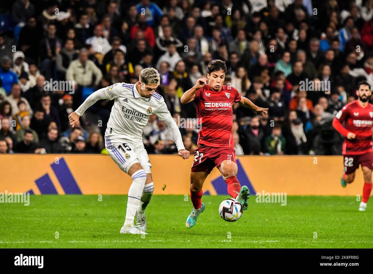 MADRID, SPAGNA - 22 OTTOBRE: Federico Valverde del Real Madrid CF durante la partita tra Real Madrid CF e Sevilla CF della Liga Santander il 22 ottobre 2022 a Santiago Bernabeu di Madrid, Spagna. (Foto di Samuel Carreño/PxImages) Foto Stock
