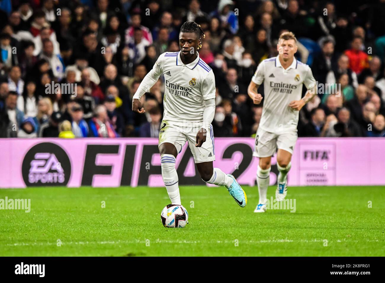 MADRID, SPAGNA - 22 OTTOBRE: Eduardo Camavinga del Real Madrid CF durante la partita tra Real Madrid CF e Sevilla CF della Liga Santander il 22 ottobre 2022 a Santiago Bernabeu di Madrid, Spagna. (Foto di Samuel Carreño/PxImages) Foto Stock