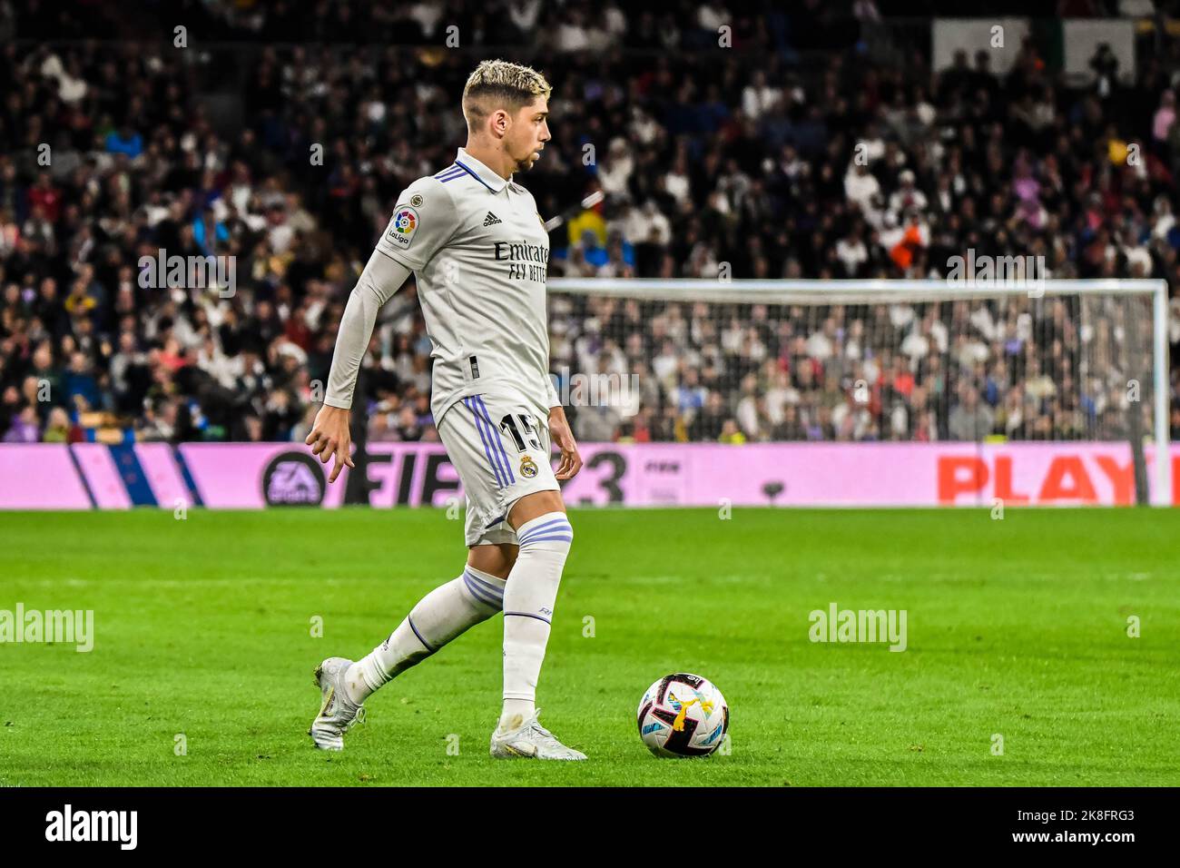 MADRID, SPAGNA - 22 OTTOBRE: Federico Valverde del Real Madrid CF durante la partita tra Real Madrid CF e Sevilla CF della Liga Santander il 22 ottobre 2022 a Santiago Bernabeu di Madrid, Spagna. (Foto di Samuel Carreño/PxImages) Foto Stock