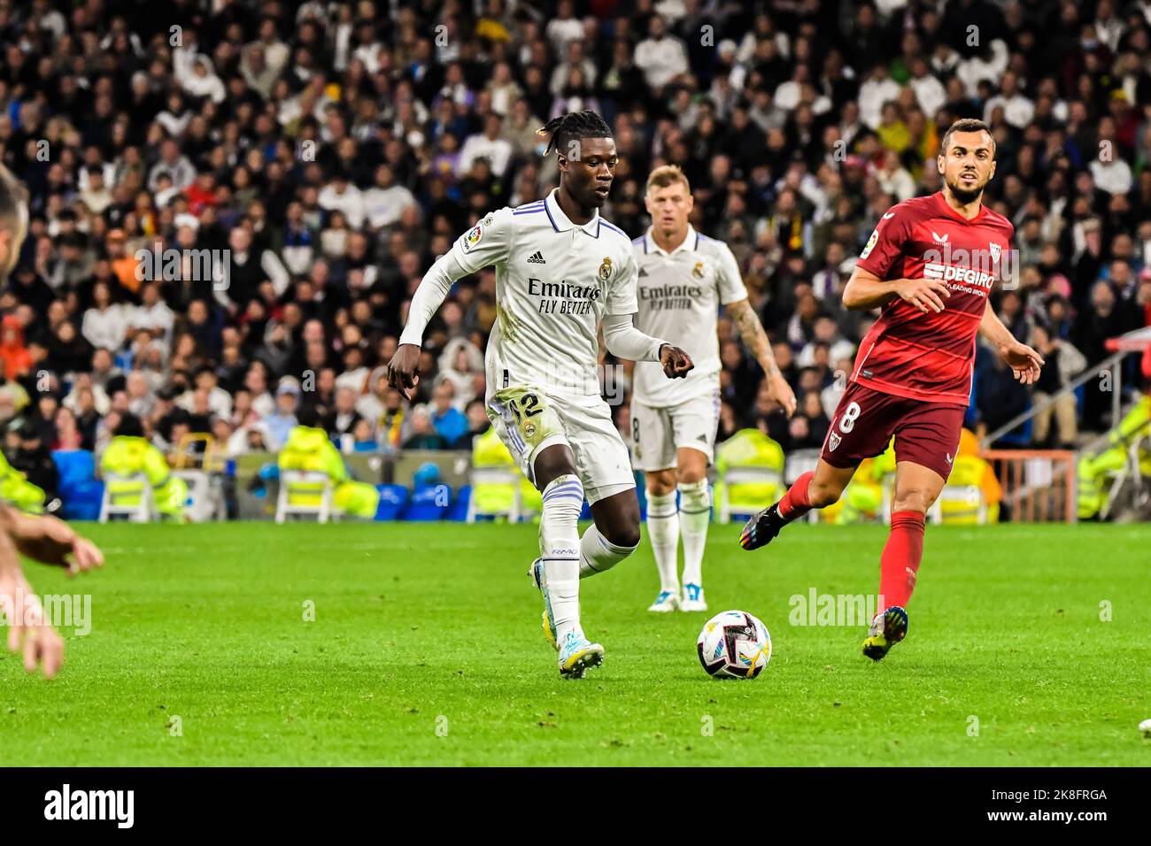 MADRID, SPAGNA - 22 OTTOBRE: Aurélien Tchouameni del Real Madrid CF durante la partita tra Real Madrid CF e Sevilla CF della Liga Santander il 22 ottobre 2022 a Santiago Bernabeu di Madrid, Spagna. (Foto di Samuel Carreño/PxImages) Foto Stock