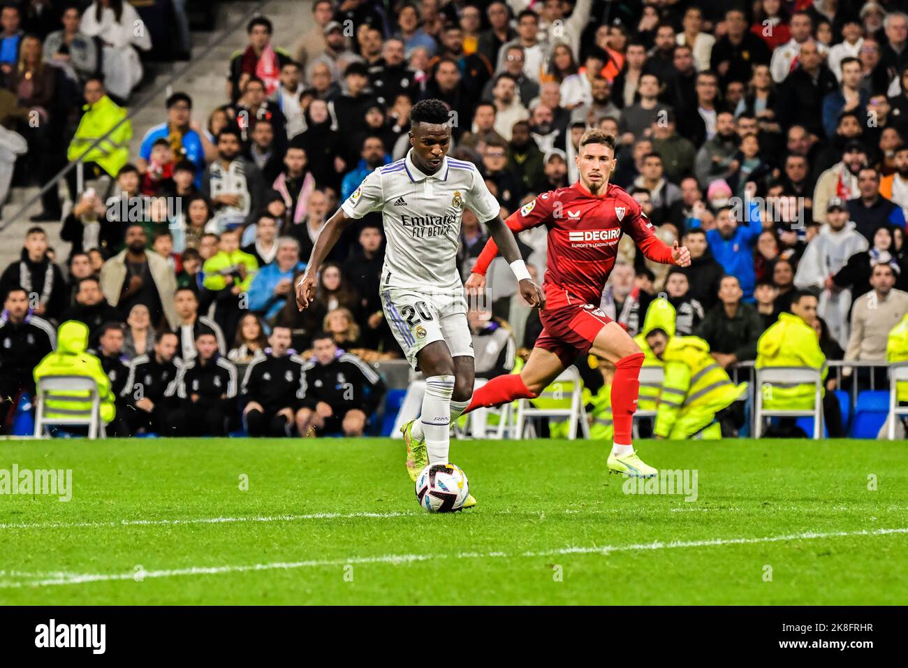 MADRID, SPAGNA - 22 OTTOBRE: Vinicius Junior del Real Madrid CF durante la partita tra Real Madrid CF e Sevilla CF della Liga Santander il 22 ottobre 2022 a Santiago Bernabeu di Madrid, Spagna. (Foto di Samuel Carreño/PxImages) Foto Stock