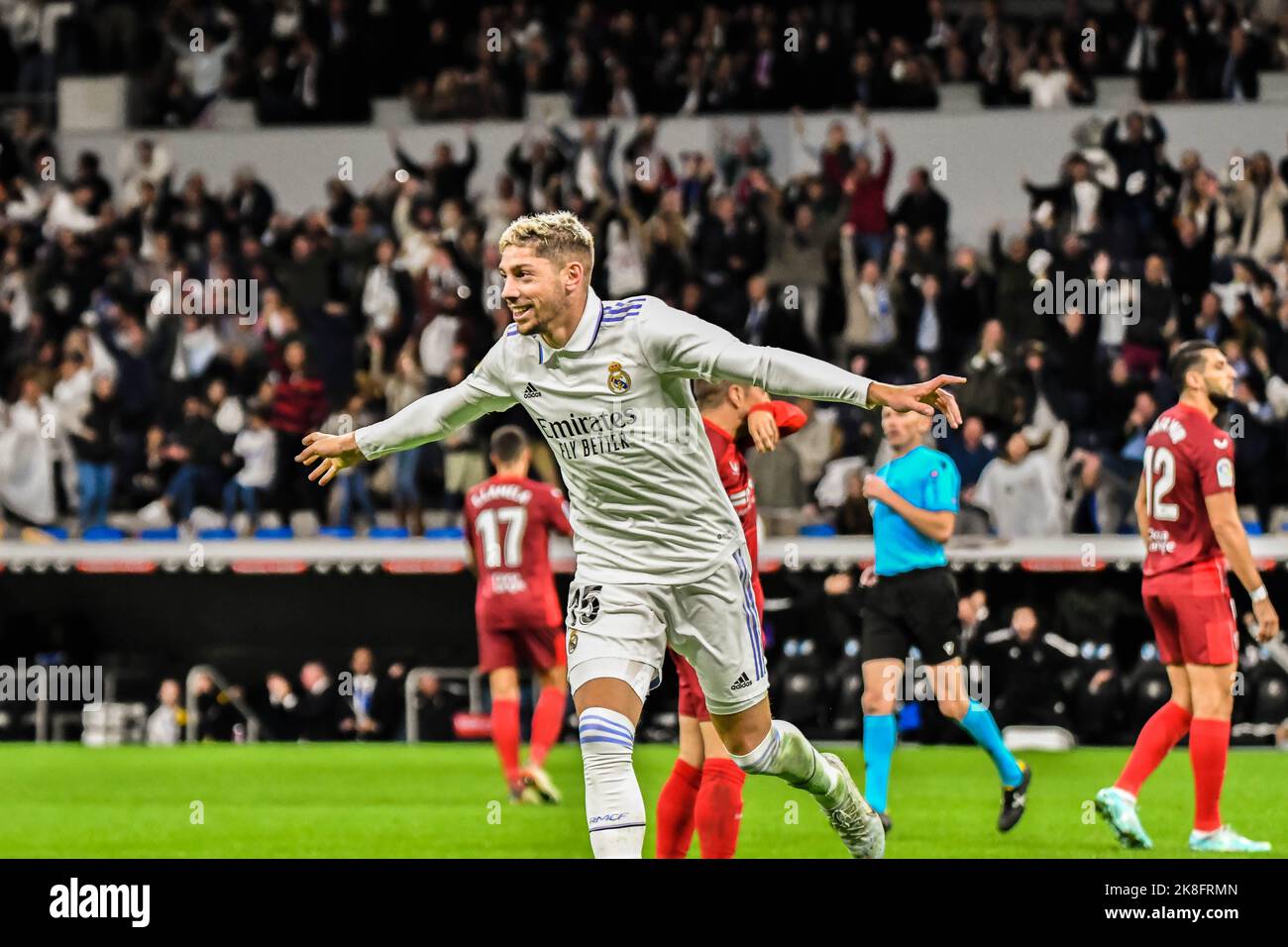 MADRID, SPAGNA - 22 OTTOBRE: Fede Valverde del Real Madrid CF durante la partita tra Real Madrid CF e Sevilla CF di la Liga Santander il 22 ottobre 2022 a Santiago Bernabeu di Madrid, Spagna. (Foto di Samuel Carreño/PxImages) Foto Stock
