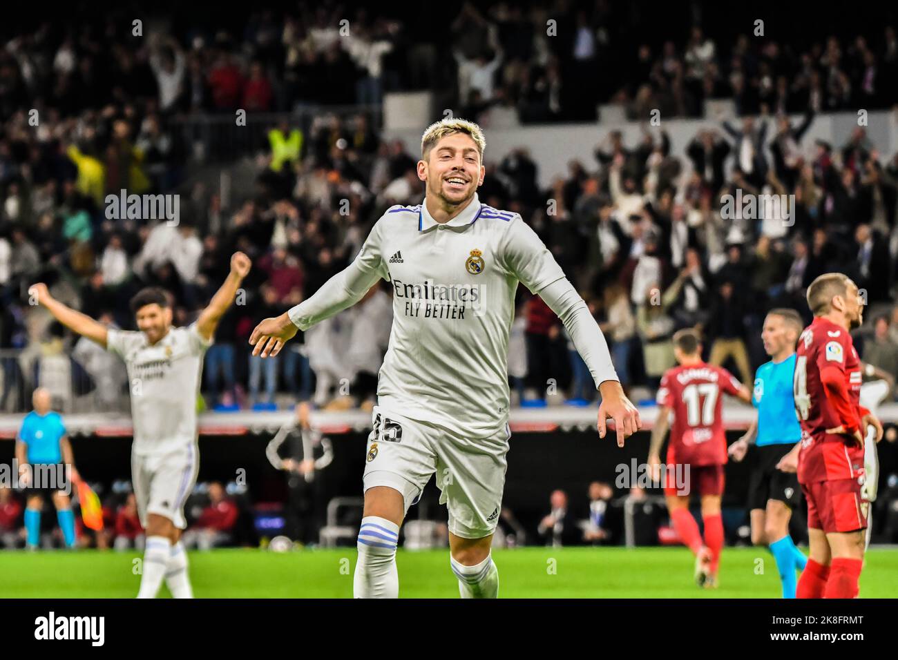 MADRID, SPAGNA - 22 OTTOBRE: Fede Valverde del Real Madrid CF durante la partita tra Real Madrid CF e Sevilla CF di la Liga Santander il 22 ottobre 2022 a Santiago Bernabeu di Madrid, Spagna. (Foto di Samuel Carreño/PxImages) Foto Stock