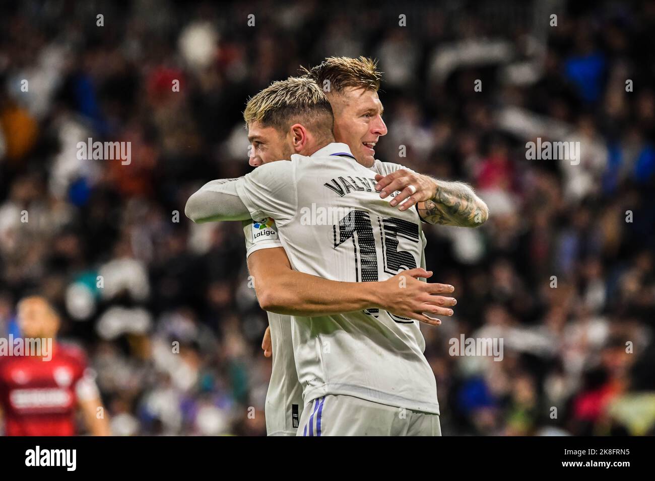 MADRID, SPAGNA - 22 OTTOBRE: Fede Valverde del Real Madrid CF durante la partita tra Real Madrid CF e Sevilla CF di la Liga Santander il 22 ottobre 2022 a Santiago Bernabeu di Madrid, Spagna. (Foto di Samuel Carreño/PxImages) Foto Stock