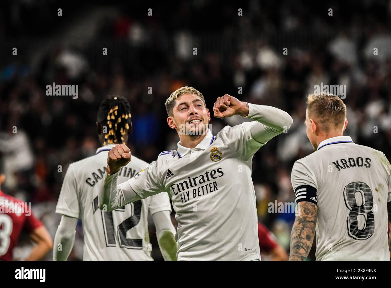 MADRID, SPAGNA - 22 OTTOBRE: Fede Valverde del Real Madrid CF durante la partita tra Real Madrid CF e Sevilla CF di la Liga Santander il 22 ottobre 2022 a Santiago Bernabeu di Madrid, Spagna. (Foto di Samuel Carreño/PxImages) Foto Stock
