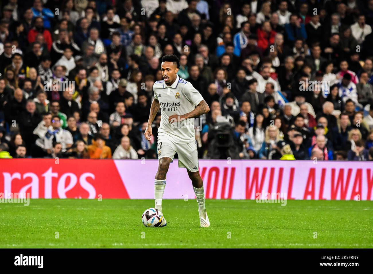 MADRID, SPAGNA - 22 OTTOBRE: Éder Militao del Real Madrid CF durante la partita tra Real Madrid CF e Sevilla CF della Liga Santander il 22 ottobre 2022 a Santiago Bernabeu di Madrid, Spagna. (Foto di Samuel Carreño/PxImages) Foto Stock