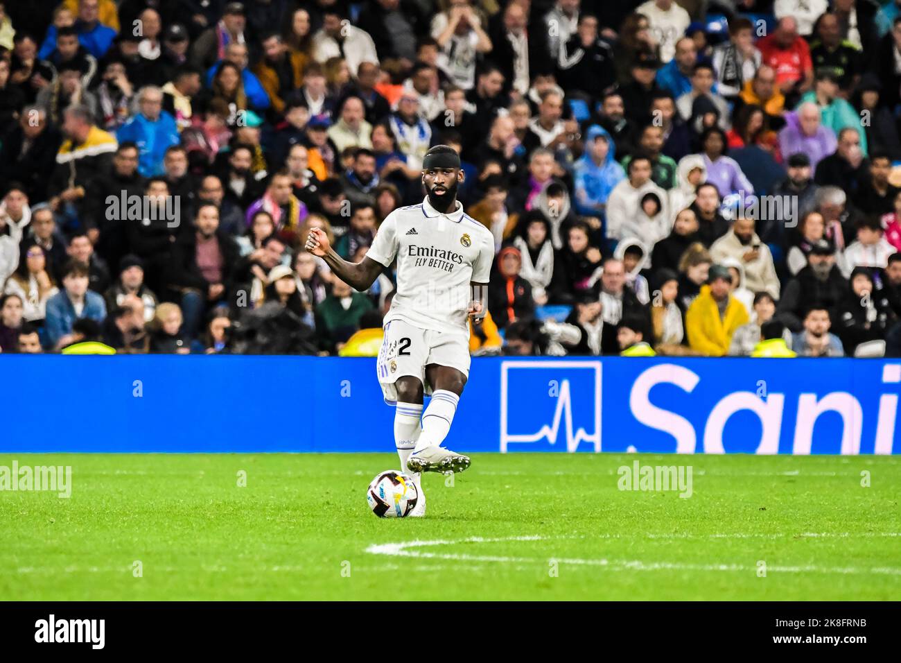 MADRID, SPAGNA - 22 OTTOBRE: Antonio Rudiger del Real Madrid CF durante la partita tra Real Madrid CF e Sevilla CF di la Liga Santander il 22 ottobre 2022 a Santiago Bernabeu di Madrid, Spagna. (Foto di Samuel Carreño/PxImages) Foto Stock