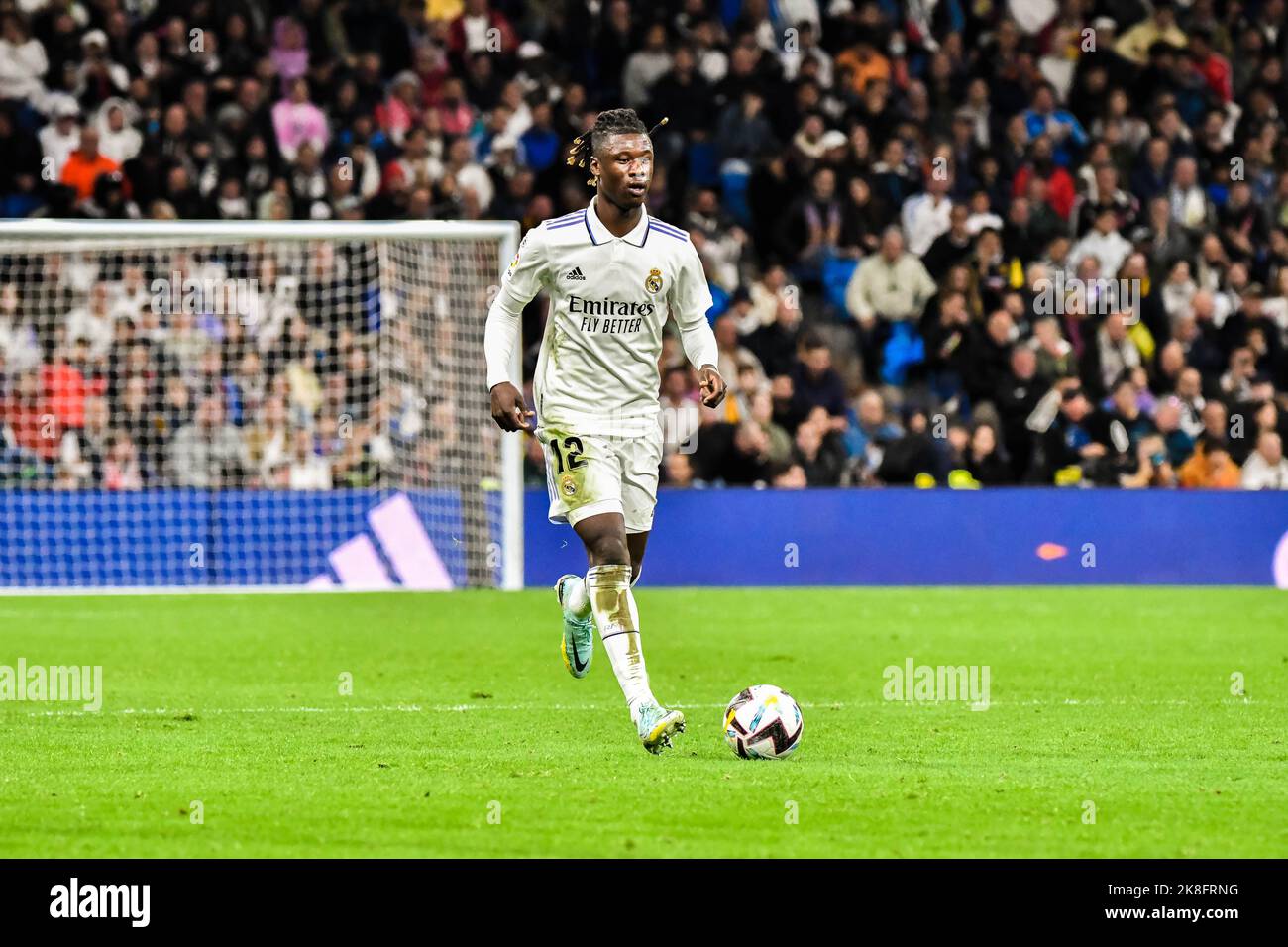 MADRID, SPAGNA - 22 OTTOBRE: Eduardo Camavinga del Real Madrid CF durante la partita tra Real Madrid CF e Sevilla CF della Liga Santander il 22 ottobre 2022 a Santiago Bernabeu di Madrid, Spagna. (Foto di Samuel Carreño/PxImages) Foto Stock