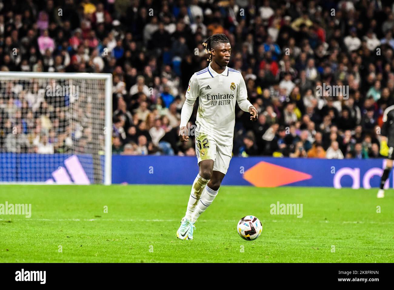 MADRID, SPAGNA - 22 OTTOBRE: Eduardo Camavinga del Real Madrid CF durante la partita tra Real Madrid CF e Sevilla CF della Liga Santander il 22 ottobre 2022 a Santiago Bernabeu di Madrid, Spagna. (Foto di Samuel Carreño/PxImages) Foto Stock