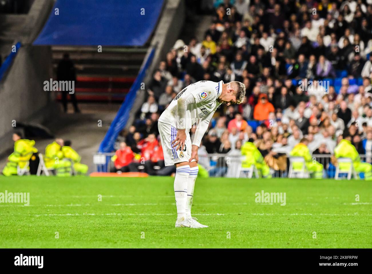 MADRID, SPAGNA - 22 OTTOBRE: Fede Valverde del Real Madrid CF durante la partita tra Real Madrid CF e Sevilla CF di la Liga Santander il 22 ottobre 2022 a Santiago Bernabeu di Madrid, Spagna. (Foto di Samuel Carreño/PxImages) Foto Stock