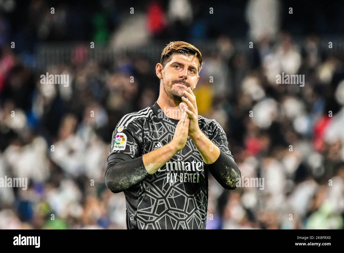 MADRID, SPAGNA - 22 OTTOBRE: Thibaut Courtois del Real Madrid CF durante la partita tra Real Madrid CF e Sevilla CF della Liga Santander il 22 ottobre 2022 a Santiago Bernabeu di Madrid, Spagna. (Foto di Samuel Carreño/PxImages) Foto Stock