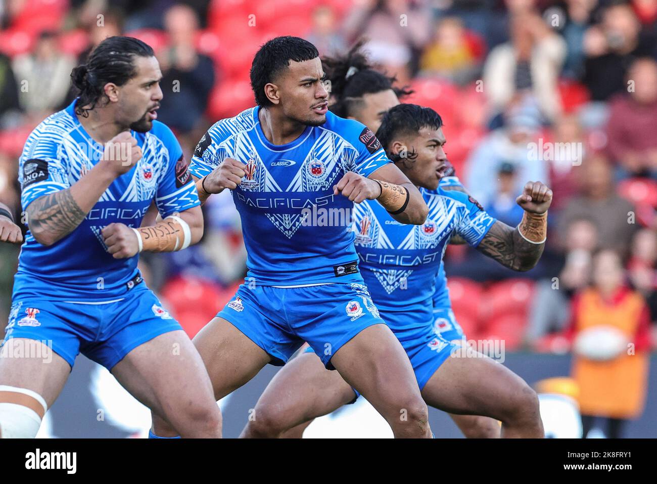 Doncaster, Regno Unito. 23rd Ott 2022. I giocatori delle Samoa eseguono il Siva Tau durante la Coppa del mondo di Rugby Gruppo 2021 a Match Samoa vs Grecia all'Eco-Power Stadium, Doncaster, Regno Unito, 23rd ottobre 2022 (Photo by Mark Cosgrove/News Images) a Doncaster, Regno Unito, il 10/23/2022. (Foto di Mark Cosgrove/News Images/Sipa USA) Credit: Sipa USA/Alamy Live News Foto Stock