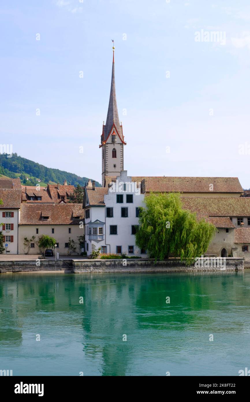 Svizzera, Cantone di Sciaffusa, Stein am Rhein, fiume Reno e case storiche di fronte all'Abbazia di Saint Georges Foto Stock