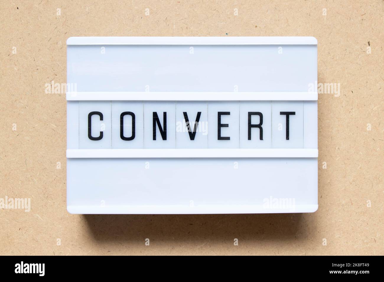 Lightbox con conversione parola su sfondo legno Foto Stock