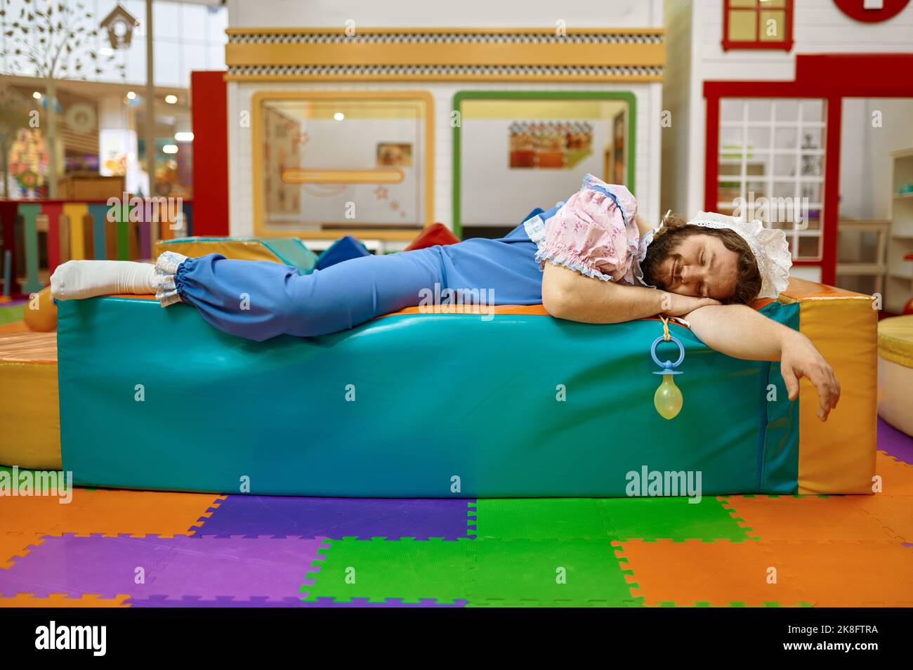 Uomo divertente come il bambino appena nato che dorme Foto Stock