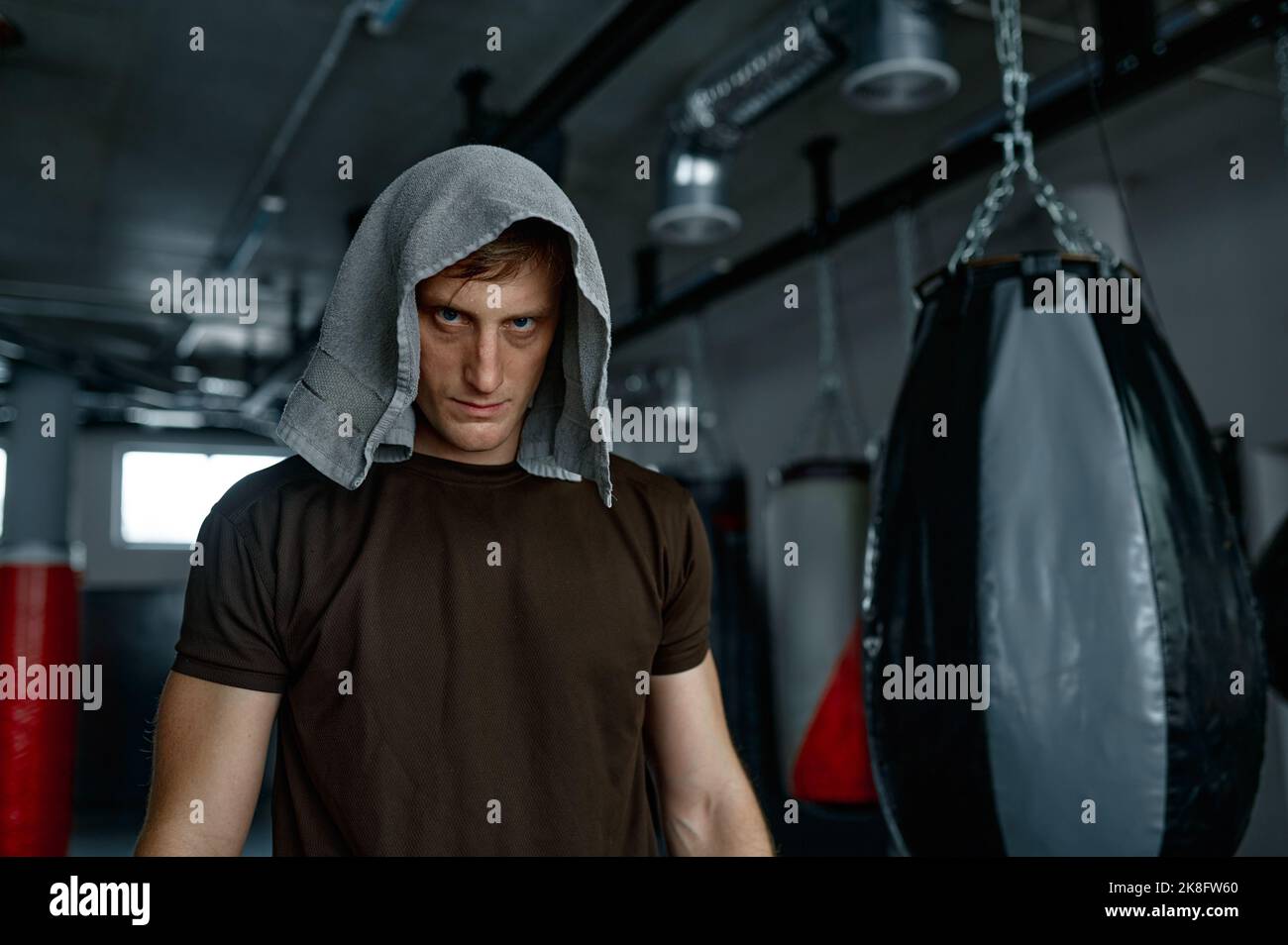 Pugile professionale con asciugamano sulla testa Foto Stock