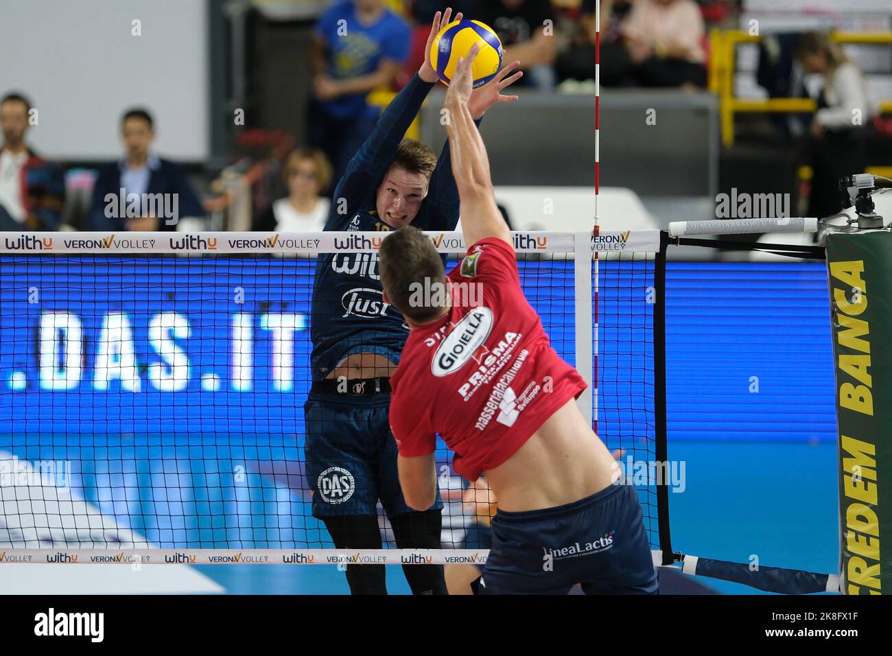 Verona, Italia. 22nd Ott 2022. Galleria della partita tra WithU Verona e Gioiella Prisma Taranto valida per una quarta giornata del campionato italiano di pallavolo maschile Superlega il 22 ottobre 2022 a pala AGSM-AIM a Verona Credit: Roberto Tommasini/Alamy Live News Foto Stock