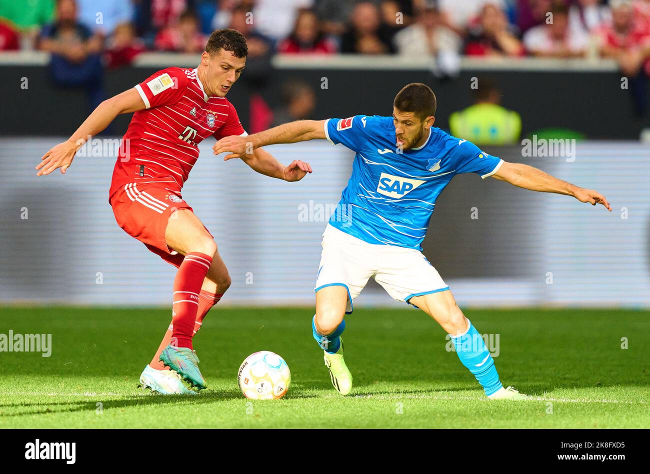 Monaco, Germania. 22nd Ott 2022. Benjamin PAVARD, FCB 5 competere per la palla, affrontare, duello, header, zweikampf, Azione, lotta contro Kevin AKPOGUMA, Hoff 25 nella partita TSG 1899 HOFFENHEIM - BAYERN MUENCHEN 0-2 1.German Football League il 22 ottobre 2022 a Hoffenheim, Germania. Stagione 2022/2023, giorno 11, 1.Bundesliga, FCB, München, 11.Spieltag, München © Peter Schatz / Alamy Live News - LE NORMATIVE DFL VIETANO L'USO DELLE FOTOGRAFIE come SEQUENZE DI IMMAGINI e/o QUASI-VIDEO - Credit: Peter Schatz/Alamy Live News Foto Stock