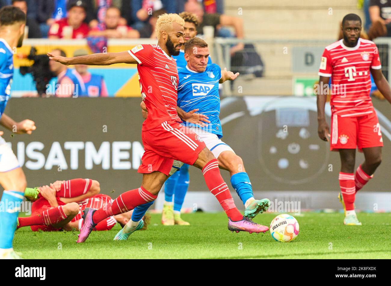 Monaco, Germania. 22nd Ott 2022. Eric MAXIM CHOUPO-MOTING (FCB 13) Leon GORETZKA, FCB 8 gareggia per la palla, combattendo, duello, header, zweikampf, Azione, lotta contro Grischa Proemel, Prömel, Hoff 6 nella partita TSG 1899 HOFFENHEIM - BAYERN MUENCHEN 0-2 1.German Football League il 22 ottobre 2022 a Hoffenheim, Germania. Stagione 2022/2023, giorno 11, 1.Bundesliga, FCB, München, 11.Spieltag, München © Peter Schatz / Alamy Live News - LE NORMATIVE DFL VIETANO L'USO DELLE FOTOGRAFIE come SEQUENZE DI IMMAGINI e/o QUASI-VIDEO - Credit: Peter Schatz/Alamy Live News Foto Stock