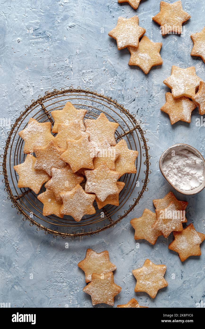 Stelle di pasta natalizia su delicato sfondo blu. Vista dall'alto. Spazio di copia. Foto Stock