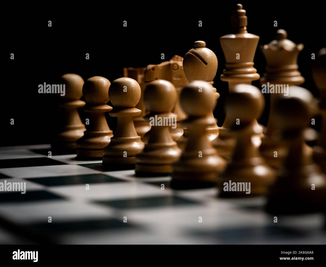 Pezzi da scacchi con sfondo nero Foto Stock