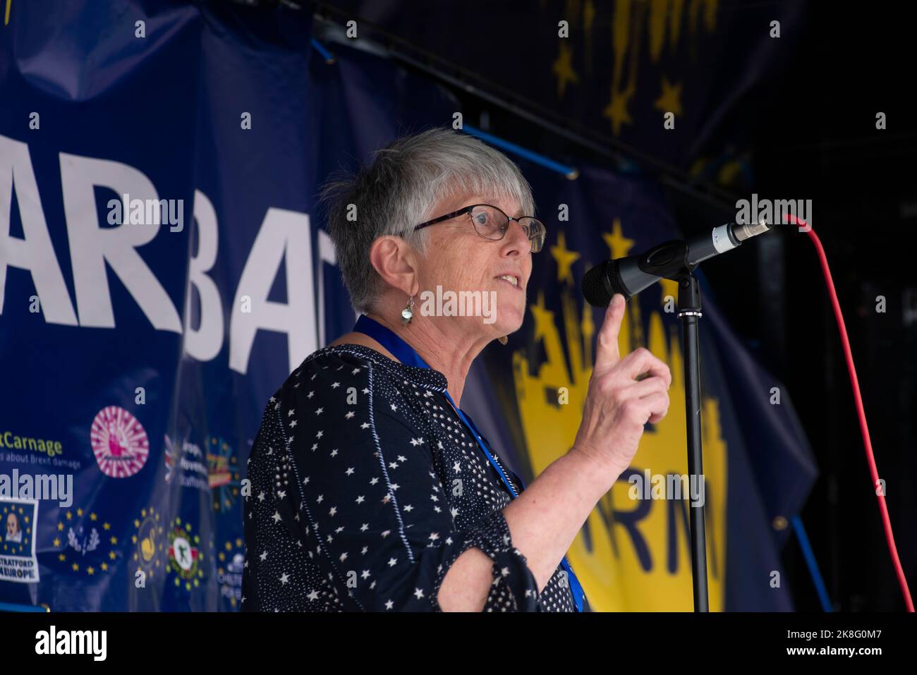 Londra, Regno Unito - 22nd ottobre 2022 - Julie Ward (ex europarlamentare - laburista) intervenendo a Piazza del Parlamento alla fine di marzo per chiedere una "svolta dell'UE” da parte del governo britannico in merito all'adesione all'Unione europea. Circa 50.000 persone hanno partecipato. Info: https://marchforrejoin.co.uk/ Foto Stock