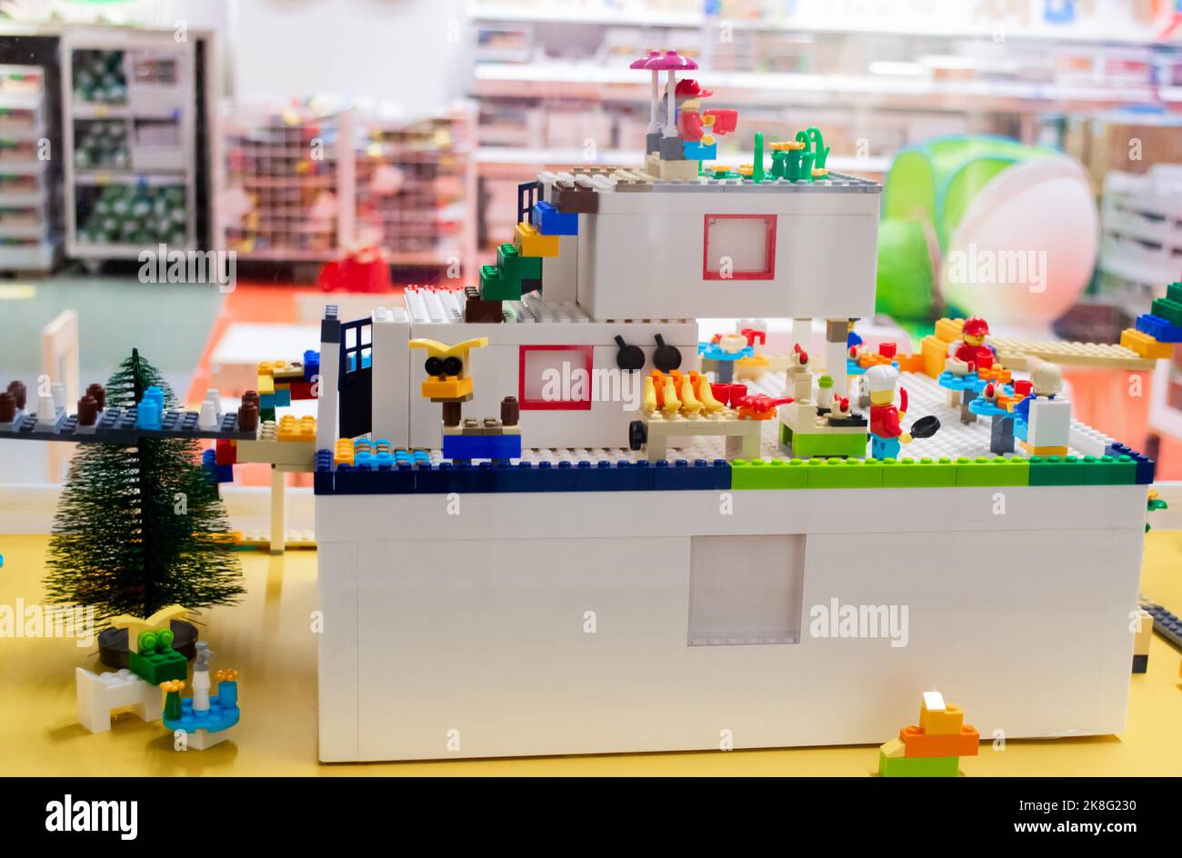 Mosca, Russia, febbraio 2020: Una casa costruita di blocchi di lego con figurine. Collaborazione con Ikea. Foto Stock