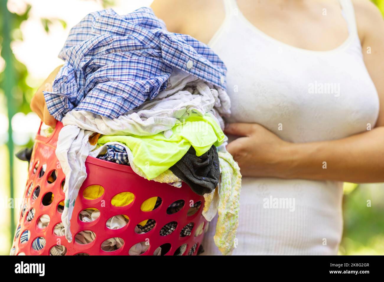 casalinga felice con cestino di biancheria fresca Foto stock - Alamy