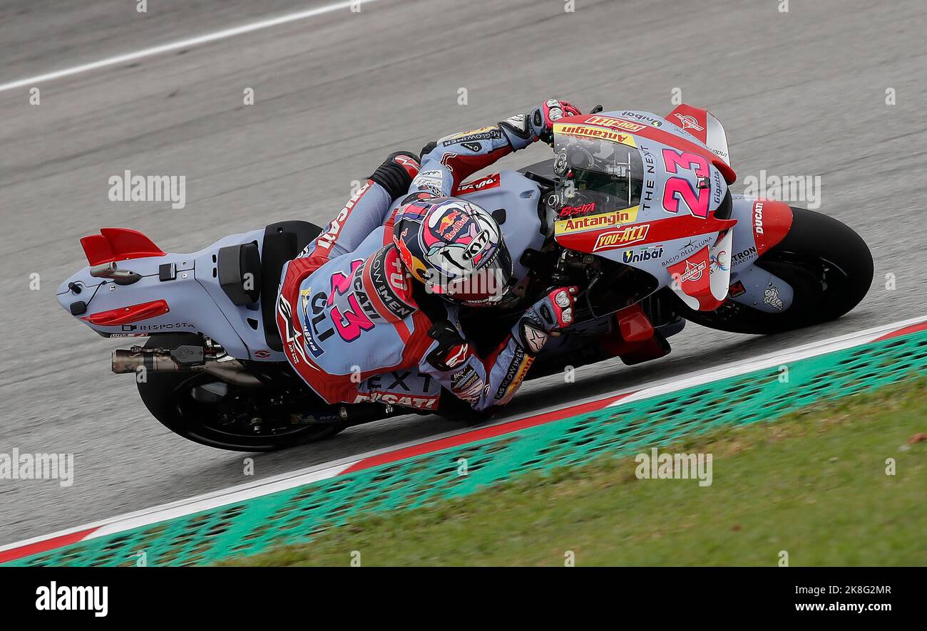 Kuala Lumpur, Malesia. 23rd Ott 2022. Il pilota italiano Enea Bastianini del Gresini Racing MotoGP guida la sua moto durante la gara MotoGP del Gran Premio di Malesia Petronas al circuito Internazionale di Sepang a Sepang. Credit: SOPA Images Limited/Alamy Live News Foto Stock