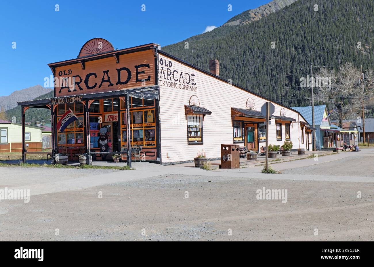 Old Arcade Trading Company con il suo edificio unico di colore arancione a Silverton, Colorado, il 15 ottobre 2022. Foto Stock