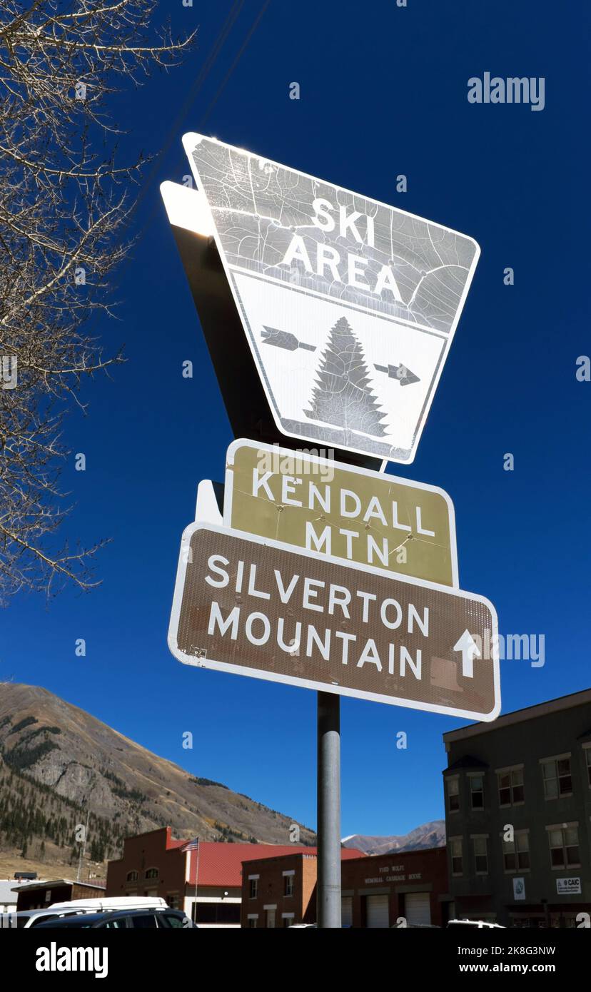 Segnaletica stradale nel centro di Silverton, Colorado, la vecchia città mineraria occidentale è diventata un'attrazione turistica, e punta alle montagne di Kendall e Silverton. Foto Stock