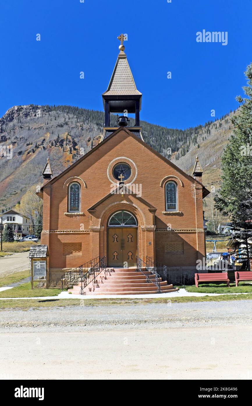 Costruita nel 1905, la storica chiesa cattolica di San Patrizio si trova all'angolo tra Reese e West 10th Street a Silverton, Colorado, USA Foto Stock