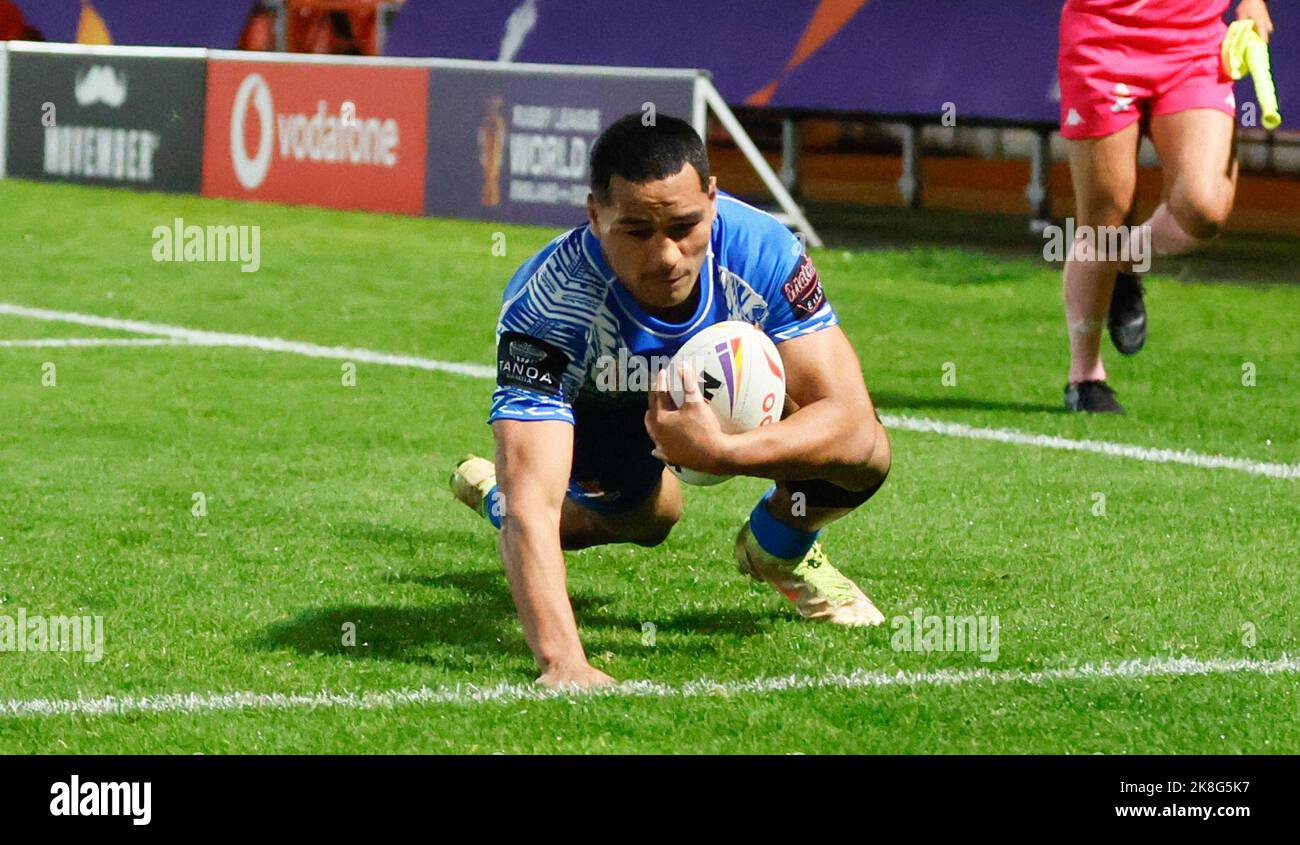 Matt Feagai di Samoa si è provato durante il gruppo di Coppa del mondo di Rugby League A match presso l'Eco-Power Stadium, Doncaster. Data immagine: Domenica 23 ottobre 2022. Foto Stock
