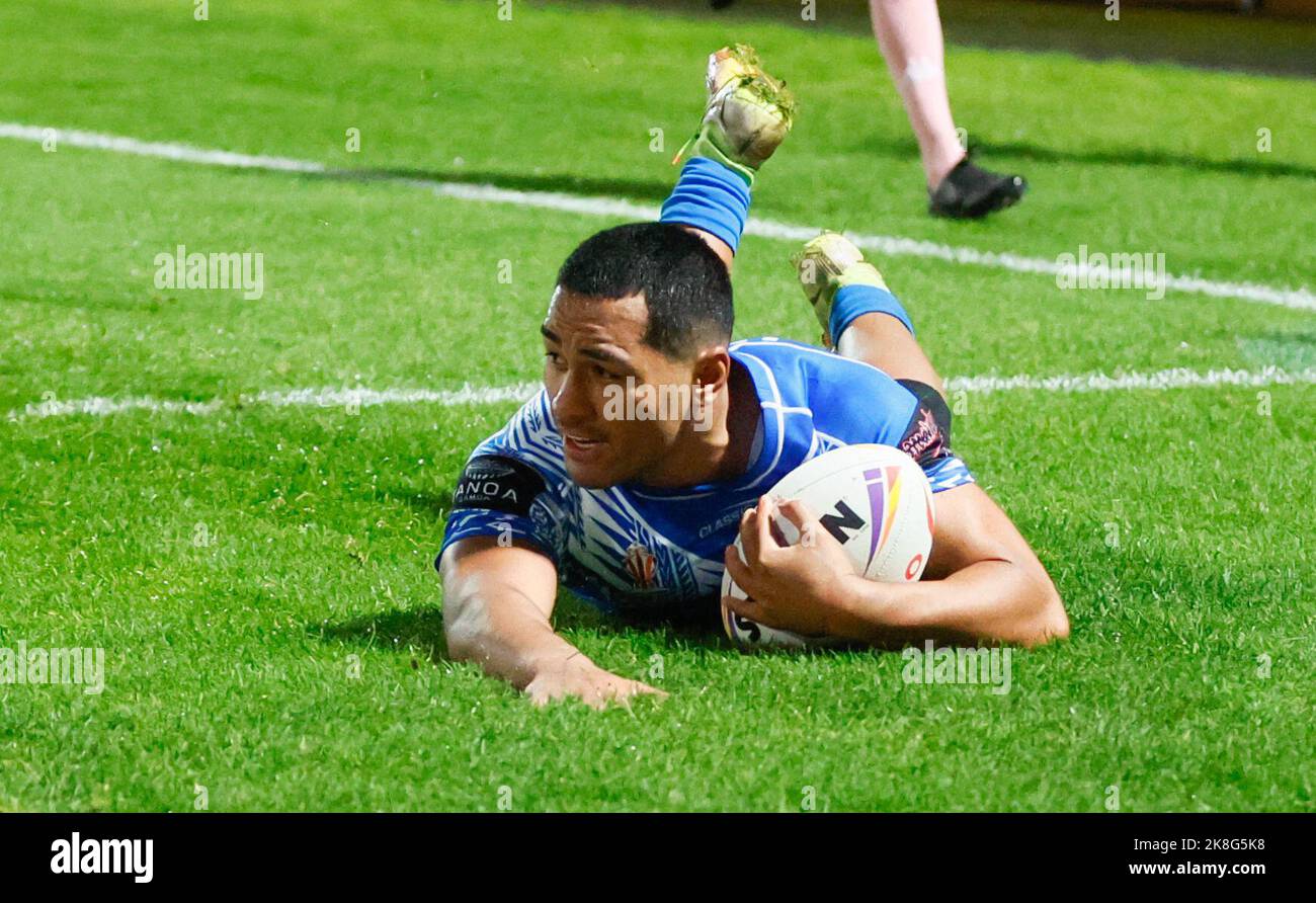 Matt Feagai di Samoa si è provato durante il gruppo di Coppa del mondo di Rugby League A match presso l'Eco-Power Stadium, Doncaster. Data immagine: Domenica 23 ottobre 2022. Foto Stock