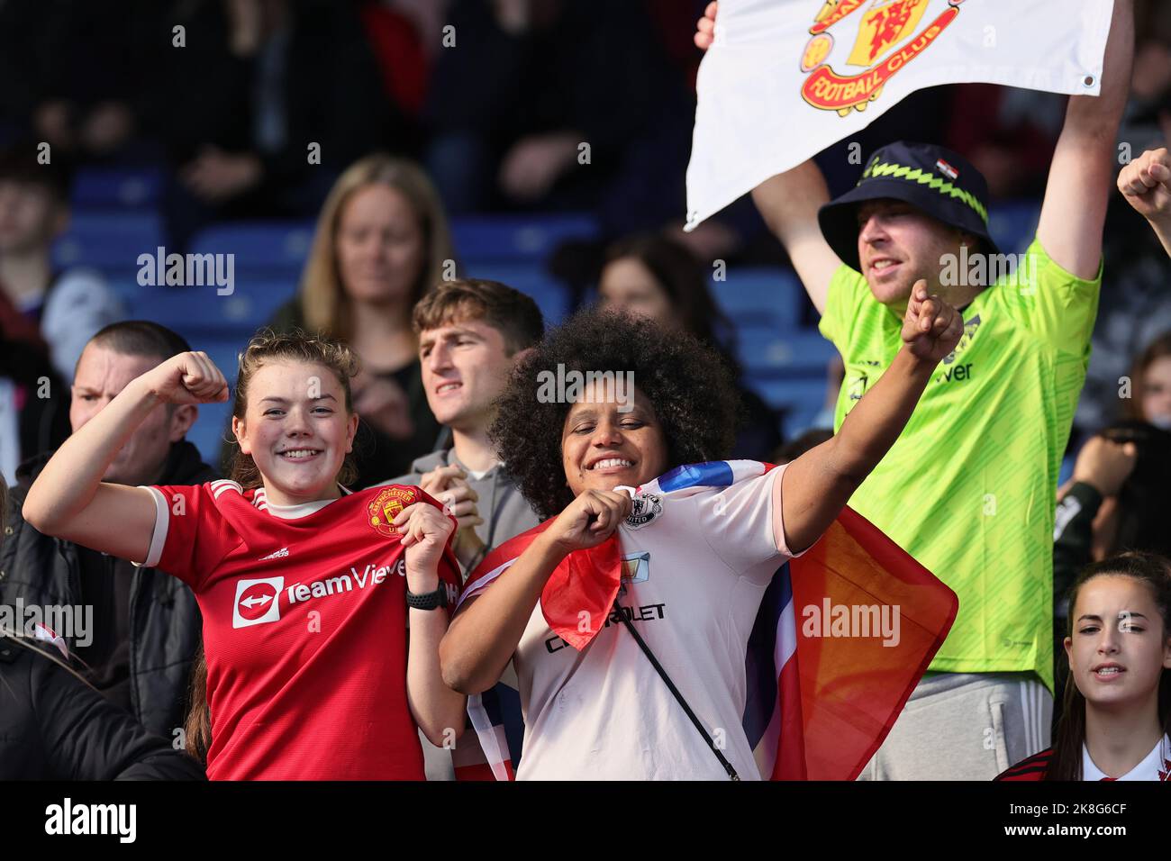 Leicester, Regno Unito. 23rd Ott 2022. Leicester, Inghilterra, 23rd 2022 ottobre: I fan del Manchester United Women allietano la loro squadra prima del calcio d'inizio durante la partita della Super League delle donne fa di Barclays tra Leicester City e Manchester United al King Power Stadium di Leicester, Inghilterra. (James Holyoak/SPP) Credit: SPP Sport Press Photo. /Alamy Live News Foto Stock