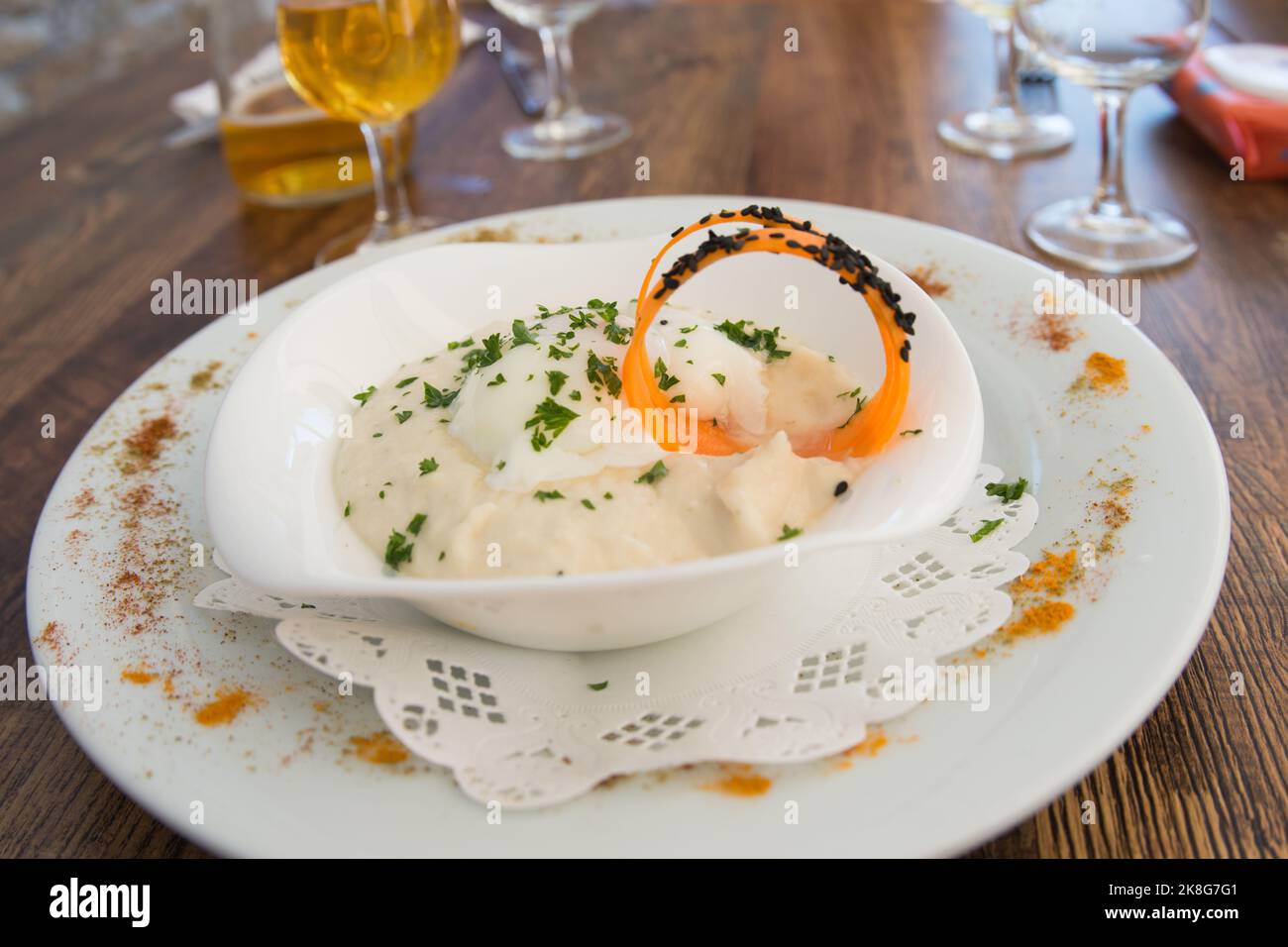 Piatto bianco e ciotola con crema e fetta di carote. Francia Foto Stock