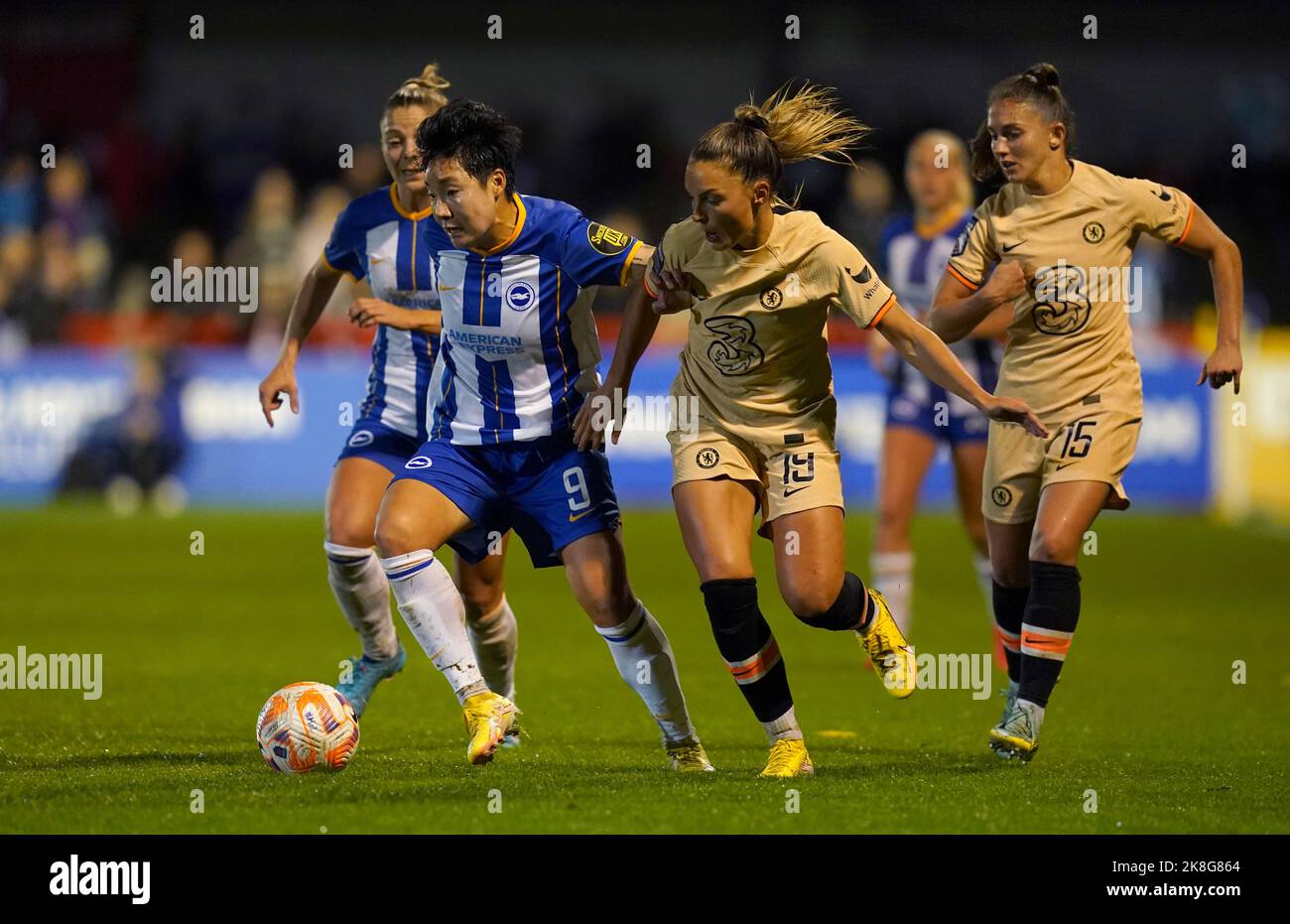 Lee Geum-min di Brighton e Hove Albion (a sinistra) e Johanna Ryting Kaneryd di Chelsea si battono per la palla durante la partita della Super League delle donne Barclays al Broadfield Stadium di Crawley. Data immagine: Sabato 22 ottobre 2022. Foto Stock