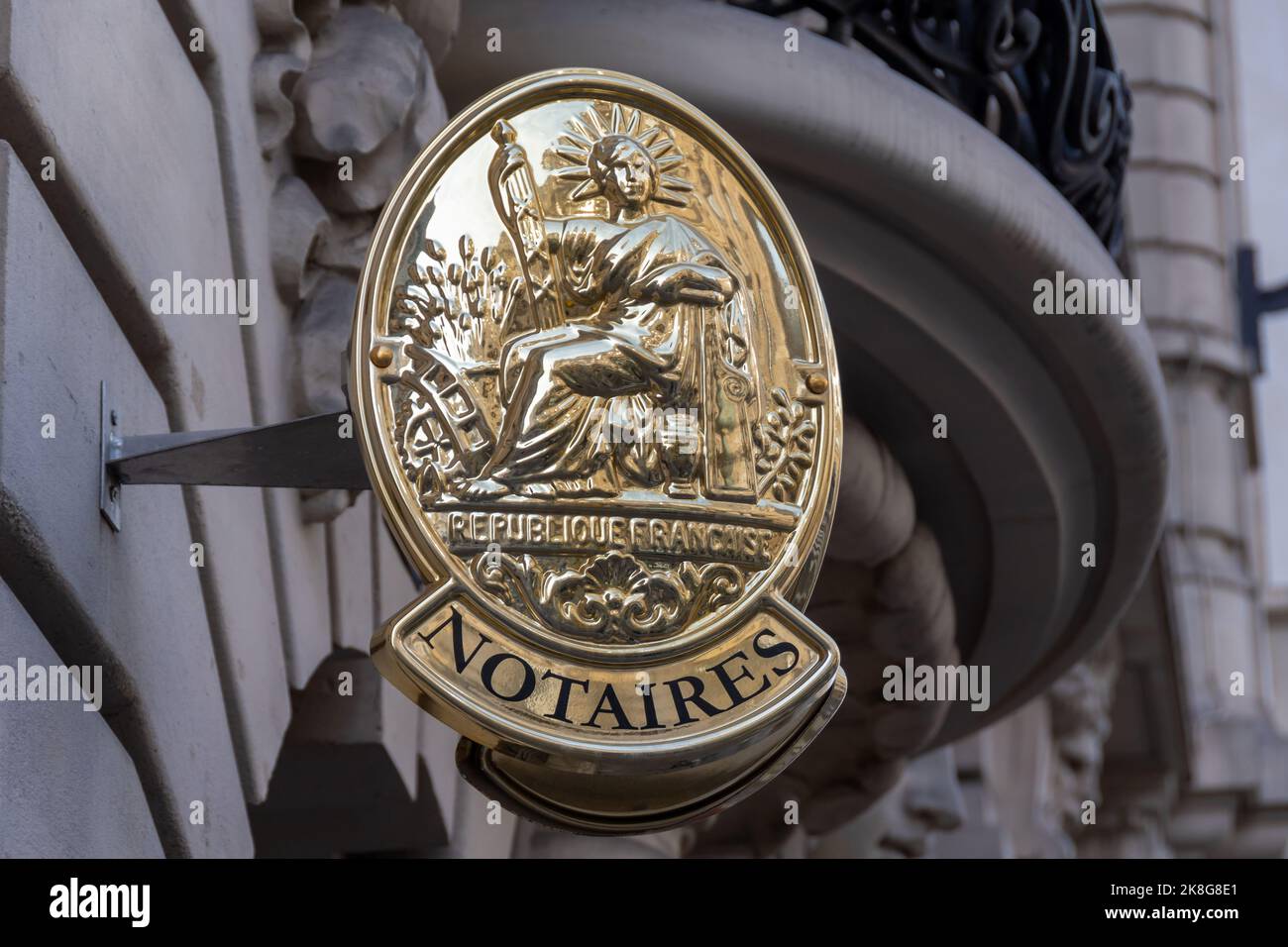 Segno notarile appeso sulla facciata di un edificio in una strada a Parigi, Francia. Concetti di servizi notarili e mercato immobiliare in Francia Foto Stock