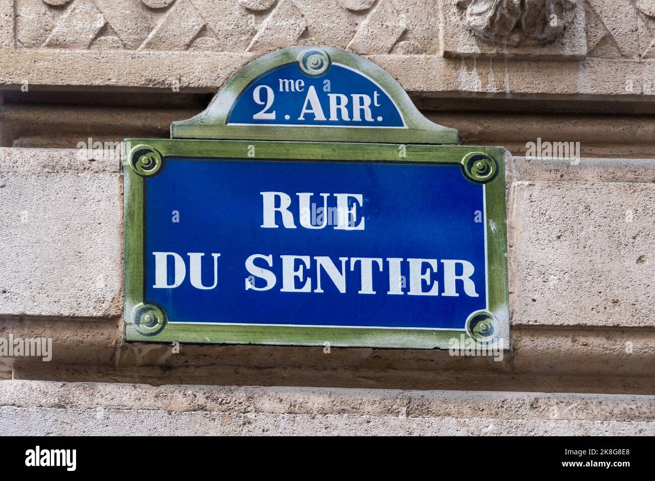 Tradizionale cartello di strada parigino con scritta 'Rue du Sentier', situato nella zona specializzata nell'industria tessile a Parigi, Francia Foto Stock