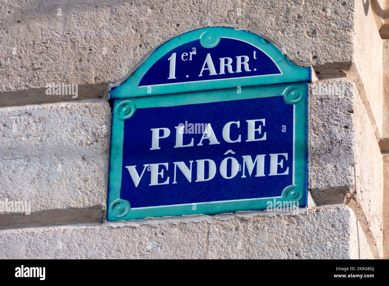 Tradizionale cartello di strada parigino con scritto 'Place Vendôme', una delle piazze più famose, lussuose e turistiche di Parigi, Francia Foto Stock