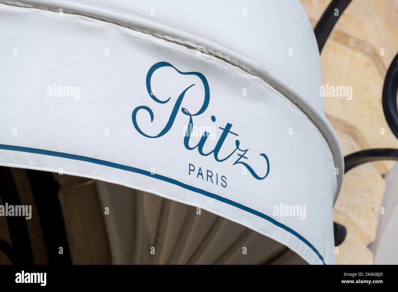 Particolare di una tettoia del famoso hotel Ritz a Parigi con il logo dell'hotel. L'hotel Ritz e' considerato uno degli hotel piu' belli e lussuosi Foto Stock