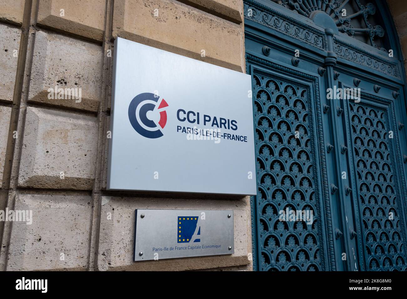 Cartello con il logo all'ingresso della sede della Camera di Commercio e dell'industria (CCI) di Parigi Ile-de-France Foto Stock