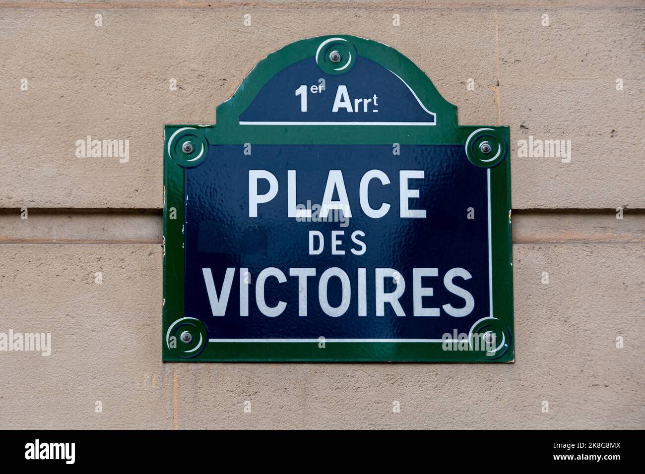Tradizionale cartello di strada parigino con scritta 'Place des Victoires' (che significa 'Piazza delle vittorie'), a Parigi, in Francia Foto Stock