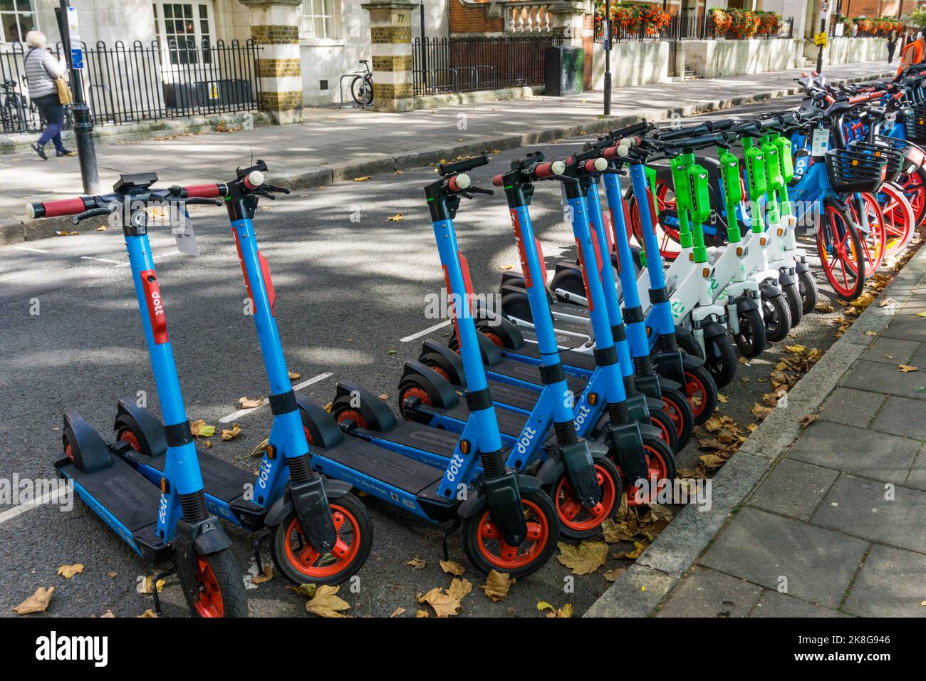 Gli e-scooter Dott. e Lime sono parcheggiati nel centro di Londra. Foto Stock