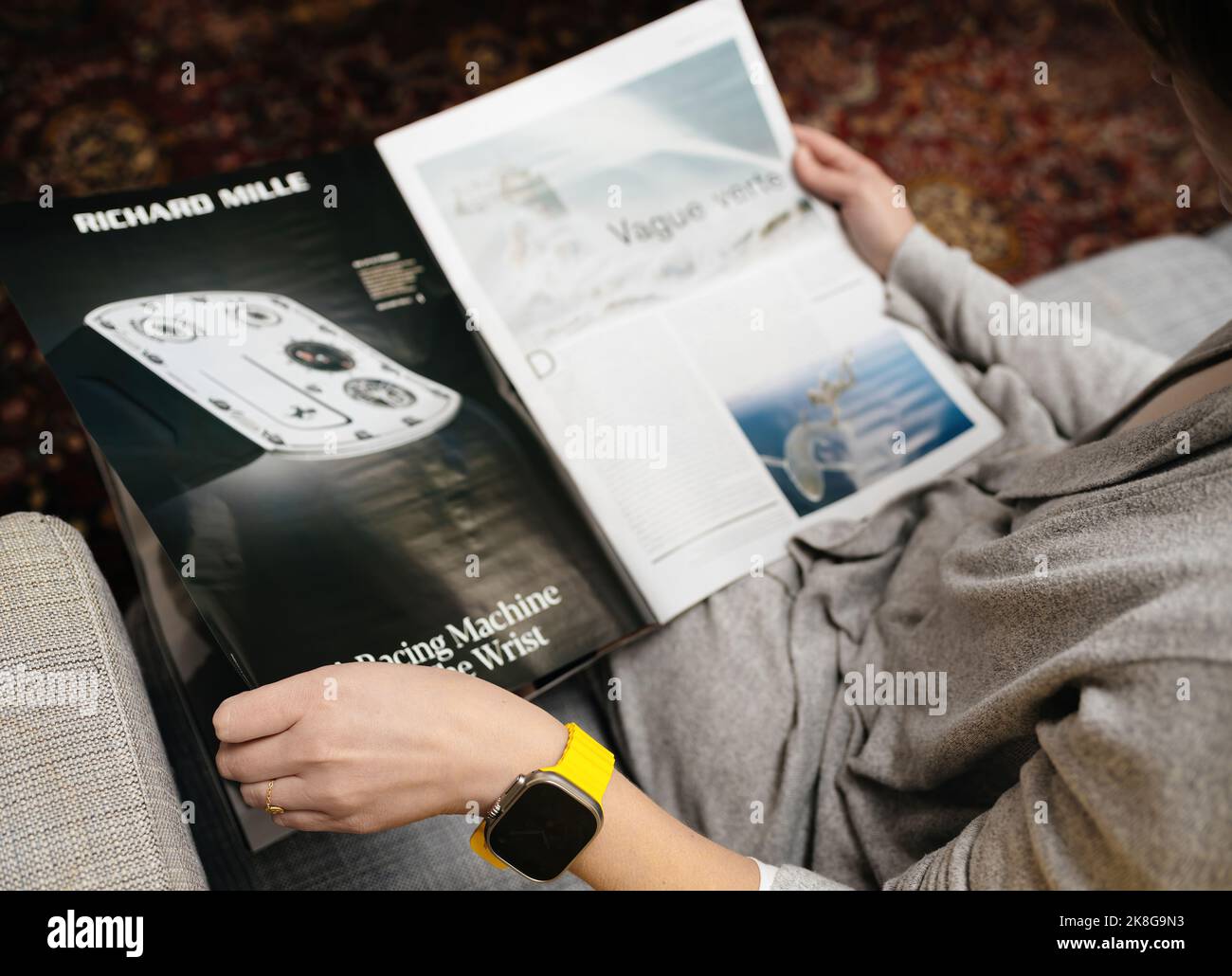 Londra, Regno Unito - 28 settembre 2022: Richard Mille pubblicità in  giornale donna alla moda guardando grande